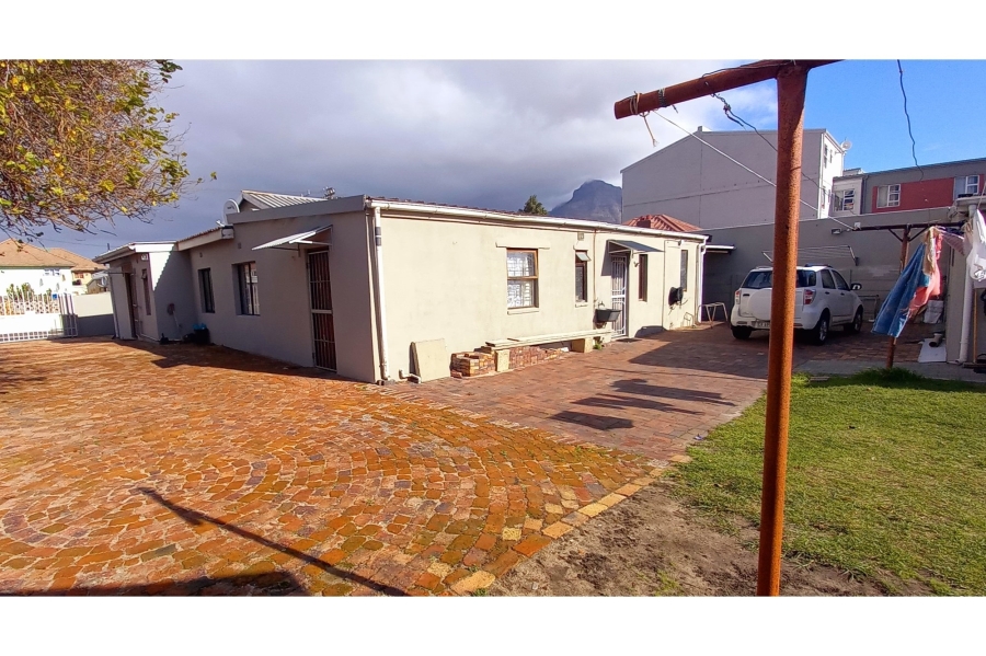 10 Bedroom Property for Sale in Maitland Western Cape